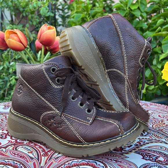 Dr. Martens Vintage Daisy Floral Embossed Brown Ankle Boots - Picture 11 of 17